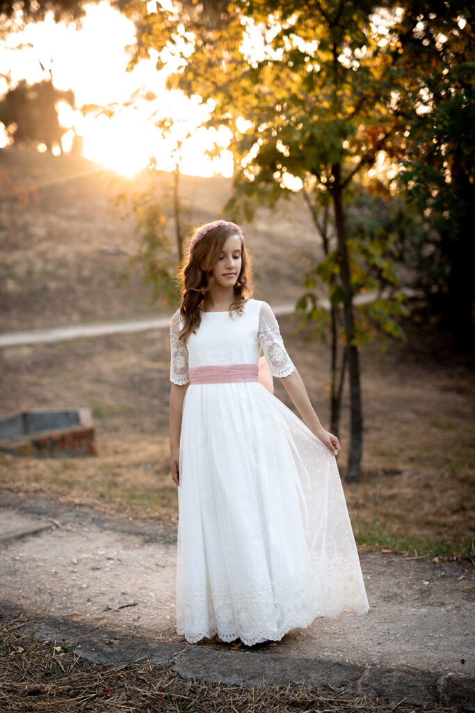 Fotos de comunión al atardecer en un parque de Madrid