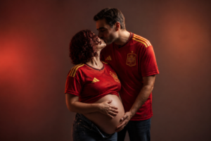 Sesión de fotos de embarazo en pareja con camiseta de España, imagen destacada del artículo
